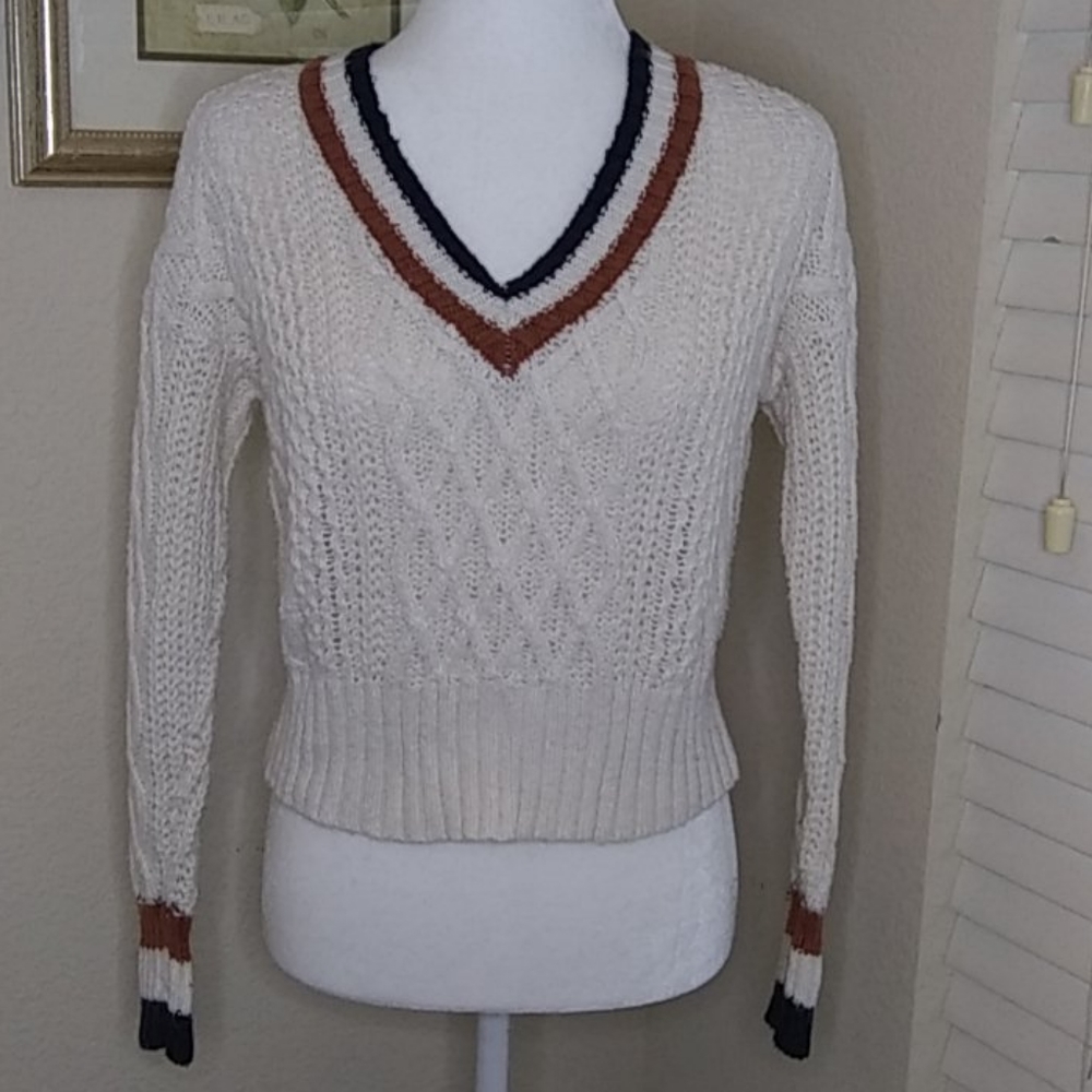 American Eagle v neck cropped sweater